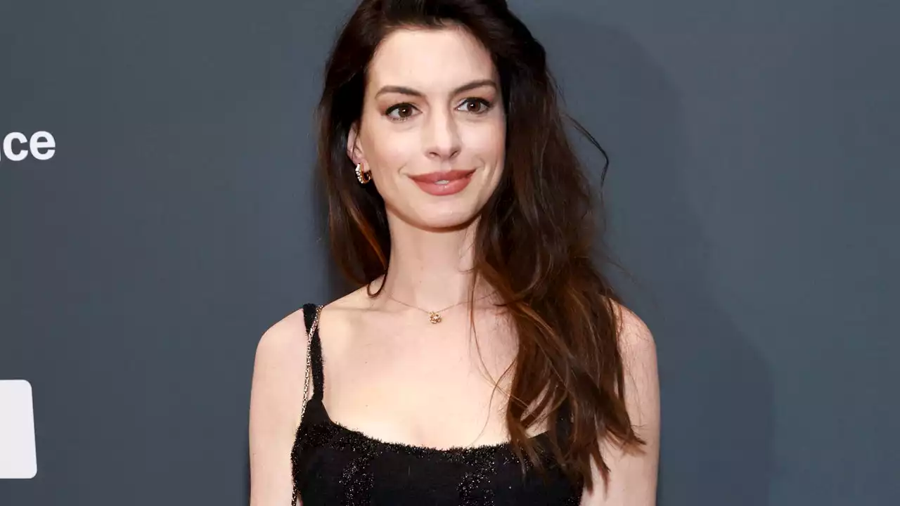 Anne Hathaway Shares A Make-Up Free Selfie Direct From Bed