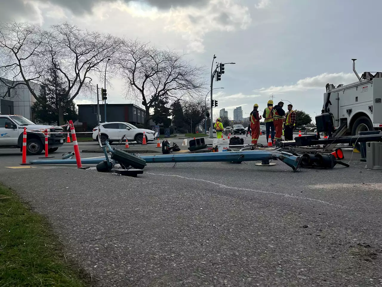 Vehicle takes out street light at Hillside and Blanshard