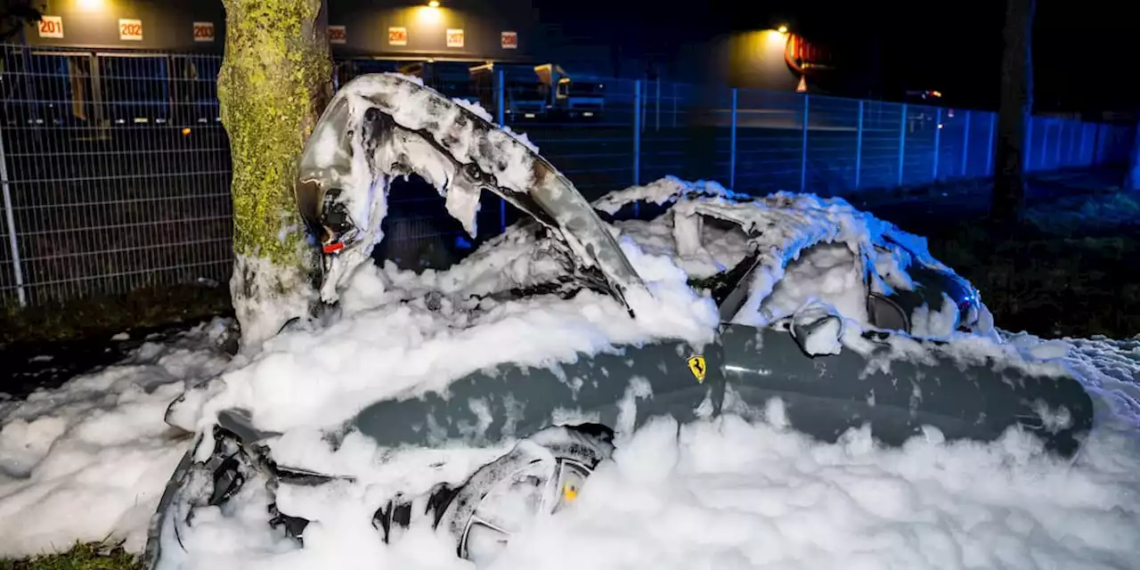 Mann fährt Ferrari gegen Baum und flüchtet - Sportwagen brennt aus