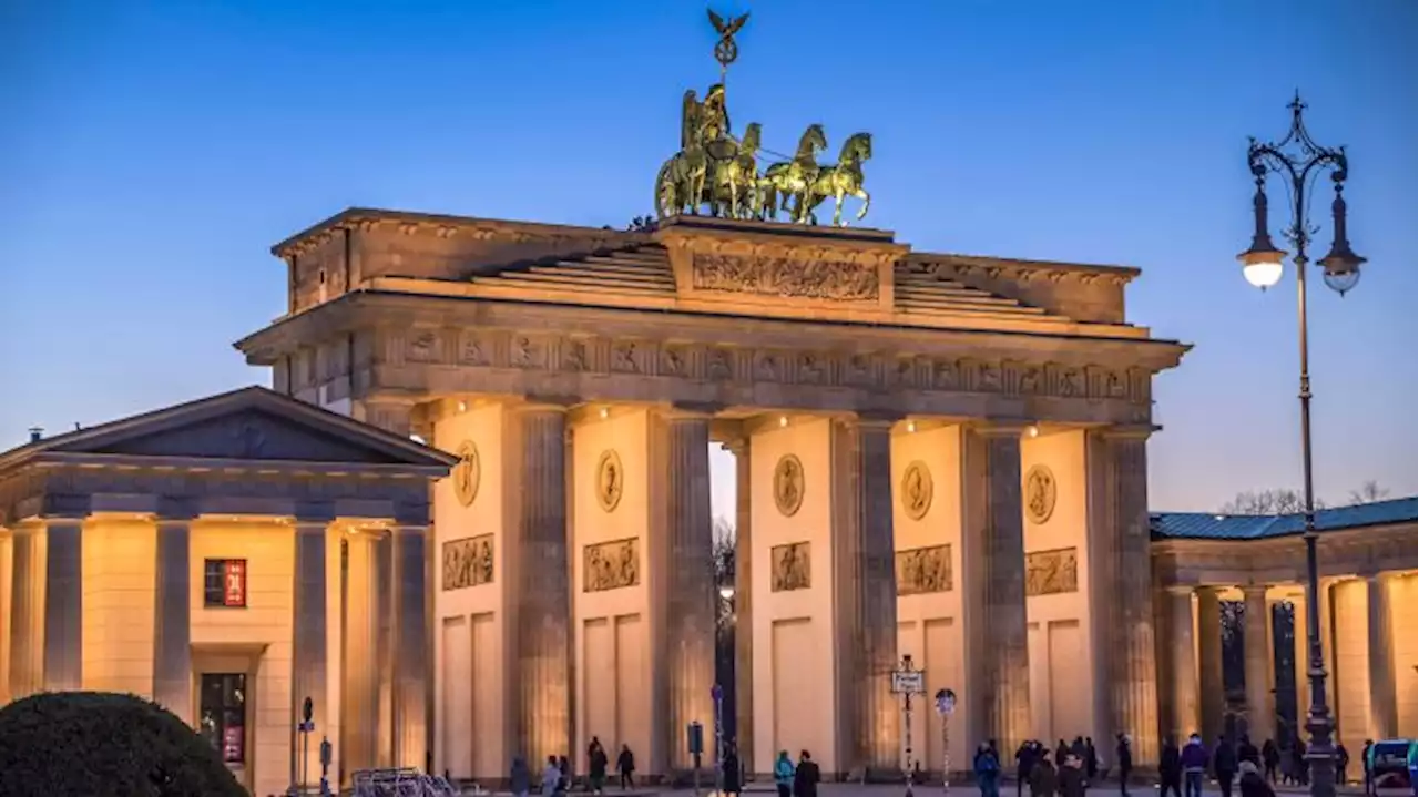 Am Brandenburger Tor wird heute an die Opfer des Erdbebens erinnert