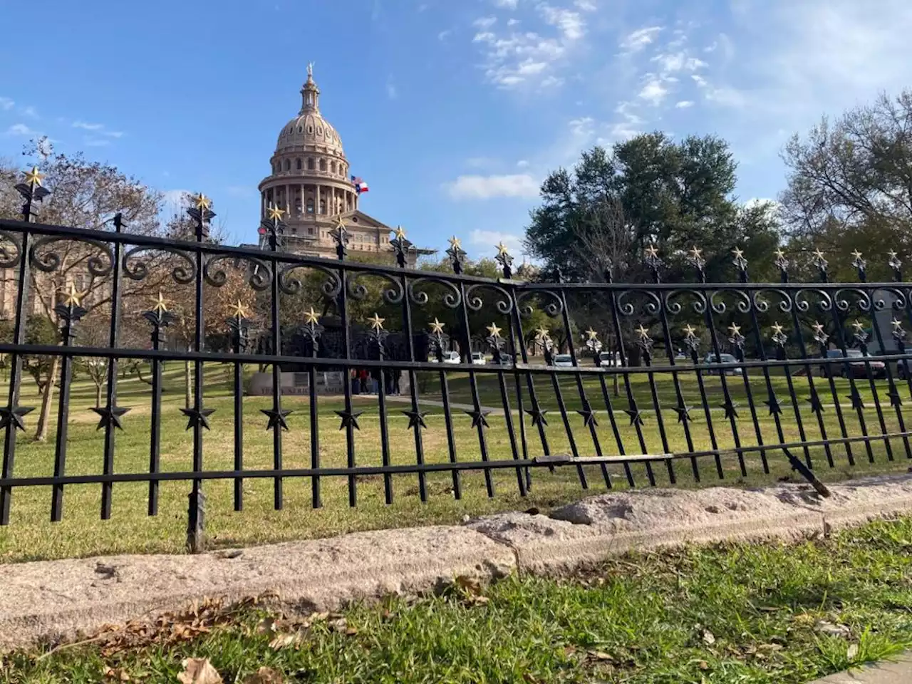 Driver arrested after crash through fence at Texas Capitol