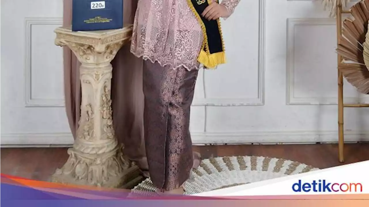 Kisah Ririn, Anak Cleaning Service yang Jadi Wisudawan Terbaik dengan IPK 3,9