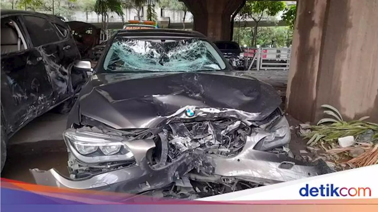 Penampakan Mobil BMW yang Tabrak Pemotor hingga Tewas di Jaksel