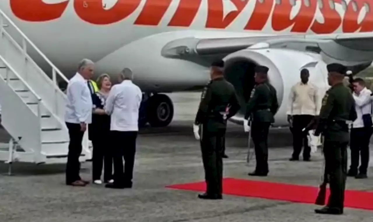 AMLO recibe al presidente de Cuba, Miguel Díaz-Canel en el aeropuerto de Campeche