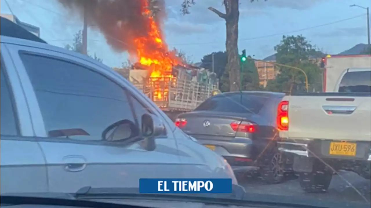 Camión se incendia en plena vía en Bogotá: esto es lo que se sabe