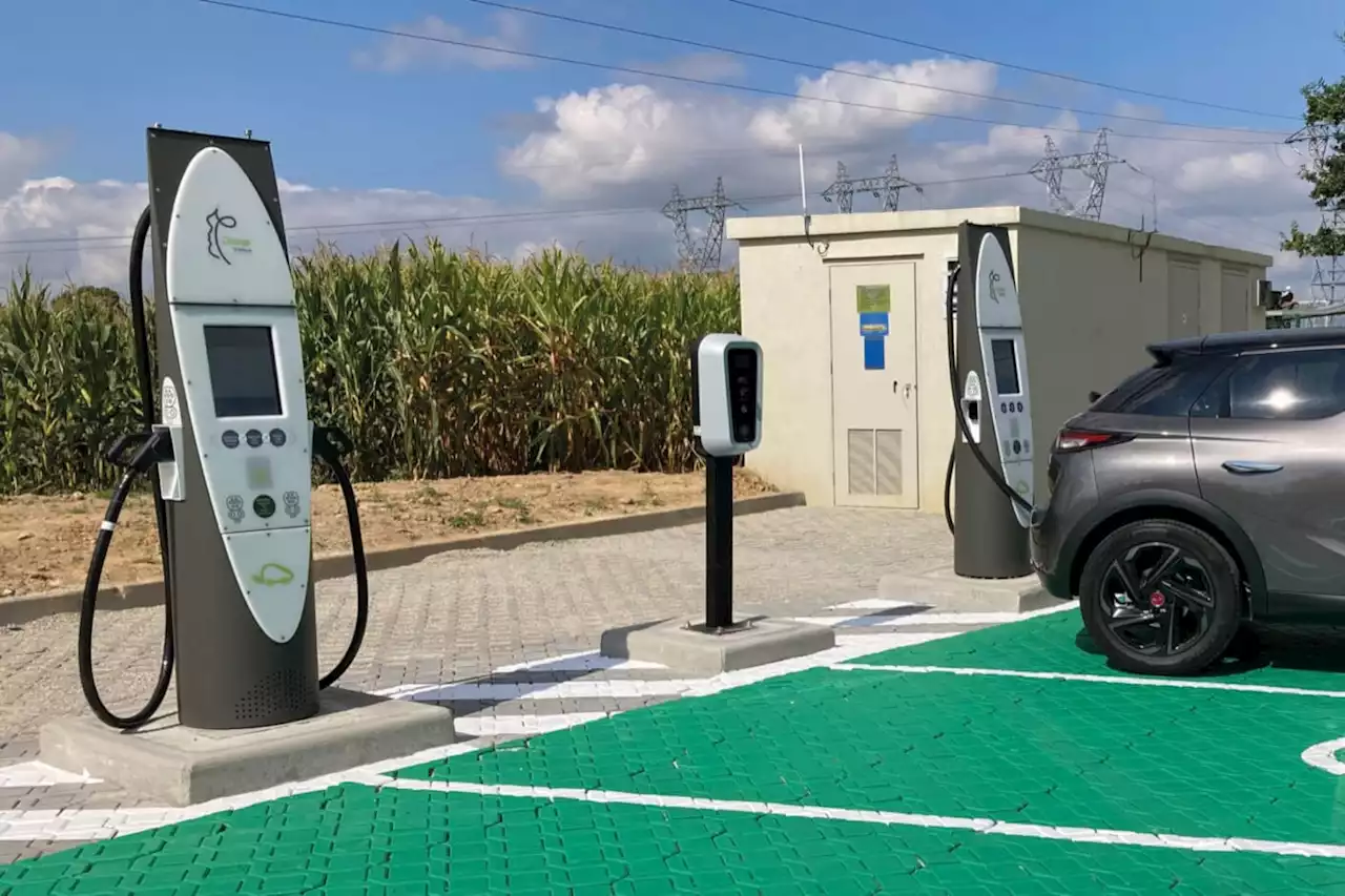 Voiture électrique : ces nouvelles bornes de recharge ultrarapides sont les moins chères de France, mais il y a un mais