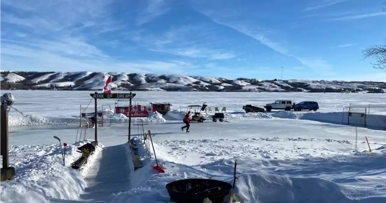 Saskatchewan father-son duo goes viral after building hockey rink on Diefenbaker Lake | Globalnews.ca