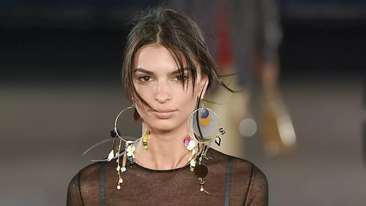 Emily Ratajkowski à tomber dans une robe transparente qui expose son fessier, elle fait sensation à la Fashion Week de New York - Grazia