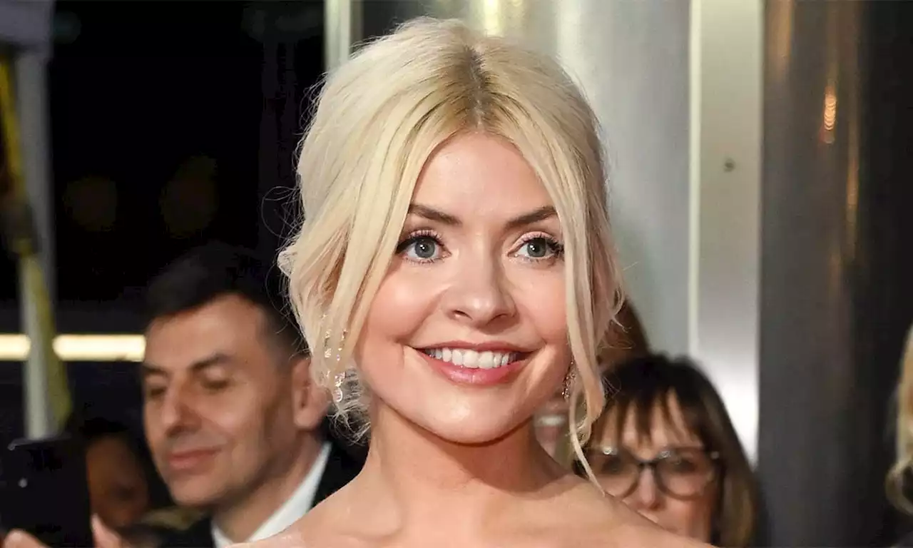 Holly Willoughby's appearance surprises fans in never-before-seen photo with rarely seen sister