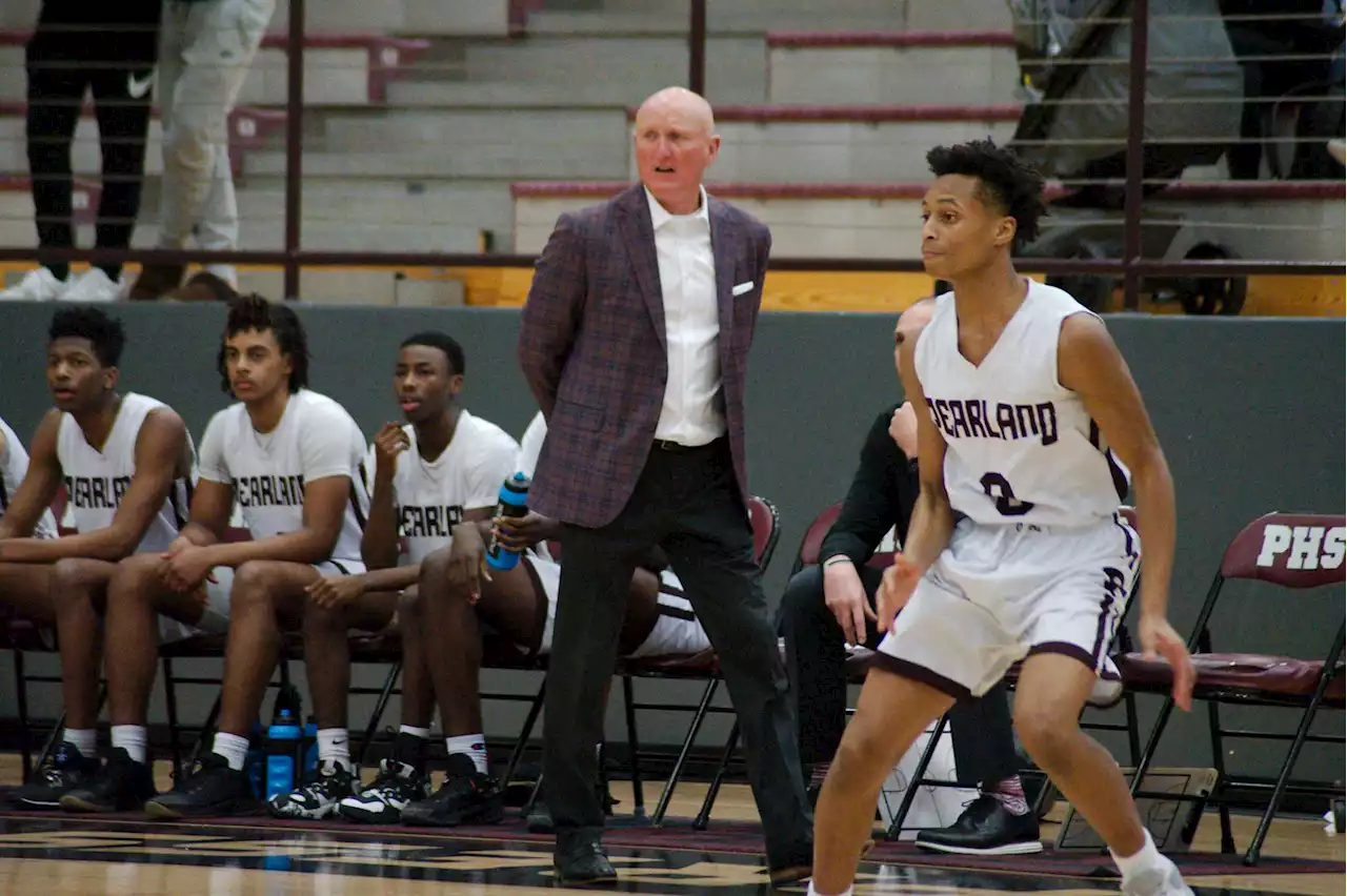 Strake Jesuit defeats Pearland in Steve Buckelew's final home game