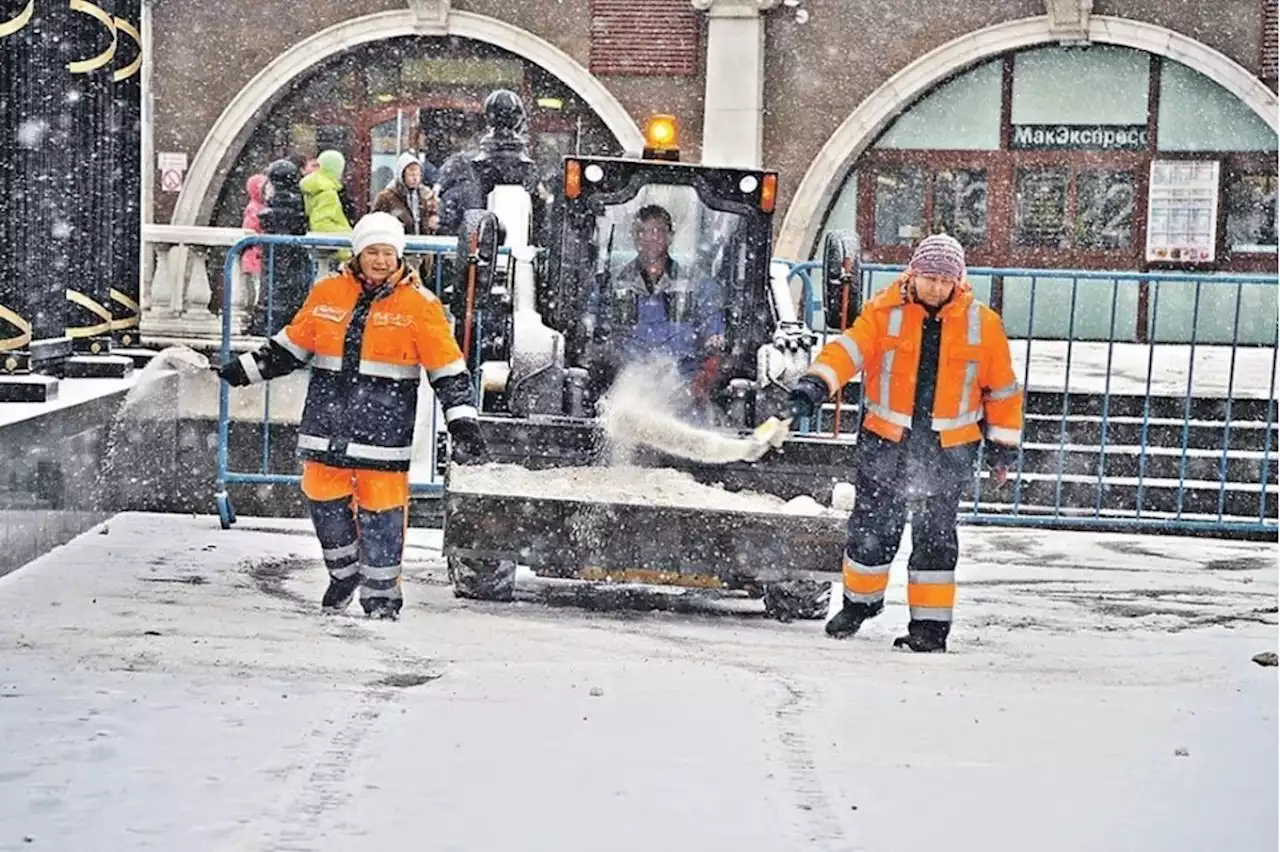 Городские службы Москвы перевели в режим повышенной готовности из-за снегопада и метели 11 февраля