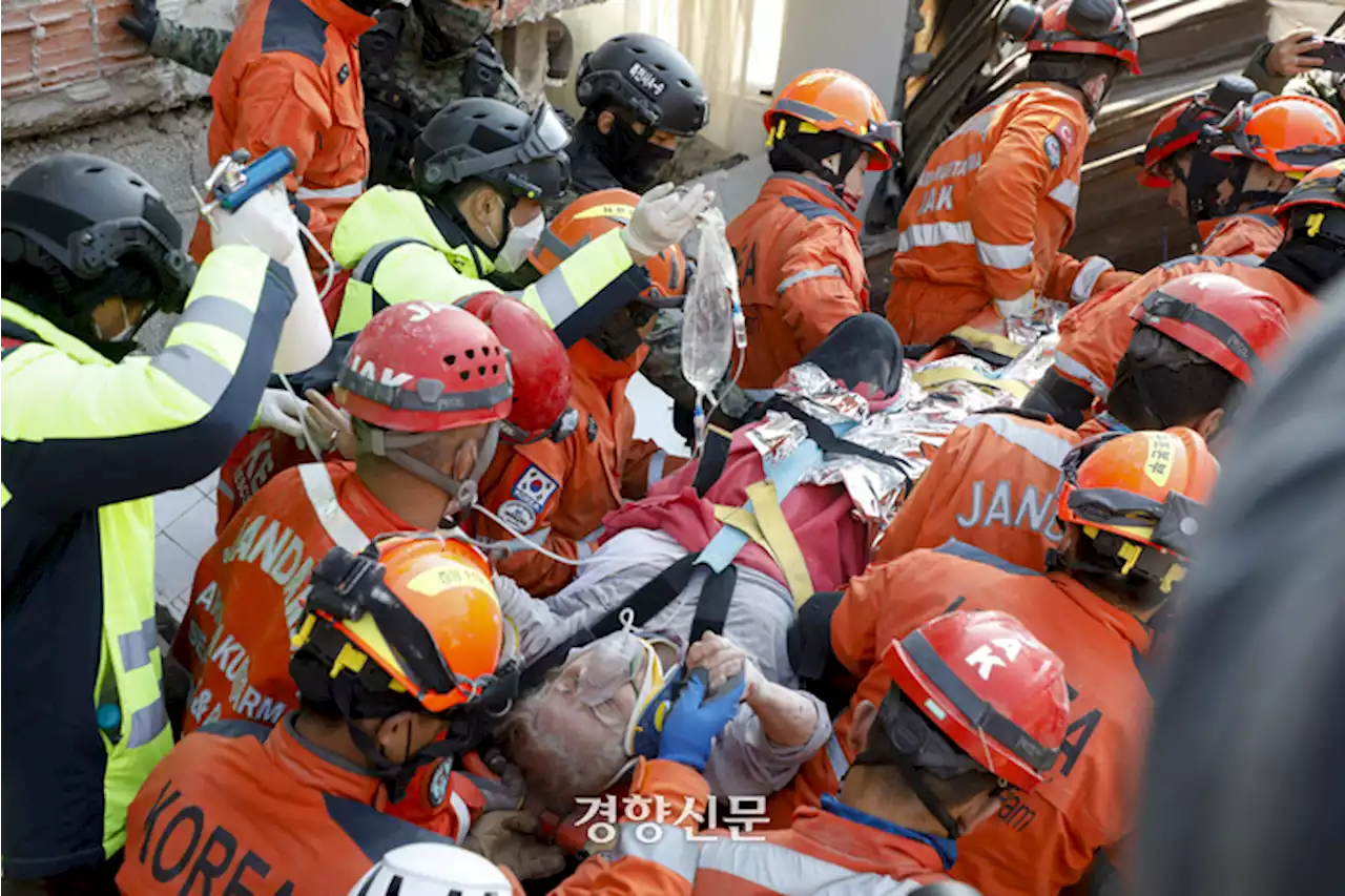 “기적은 있다”… 한국 구조대, 매몰 131시간 만에 생존자 구출