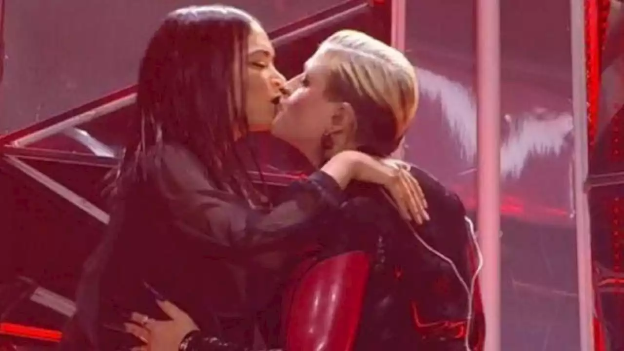 Sanremo 2023, Elodie sembra Rihanna: ruba una borsetta, poi il bacio in bocca a BigMama