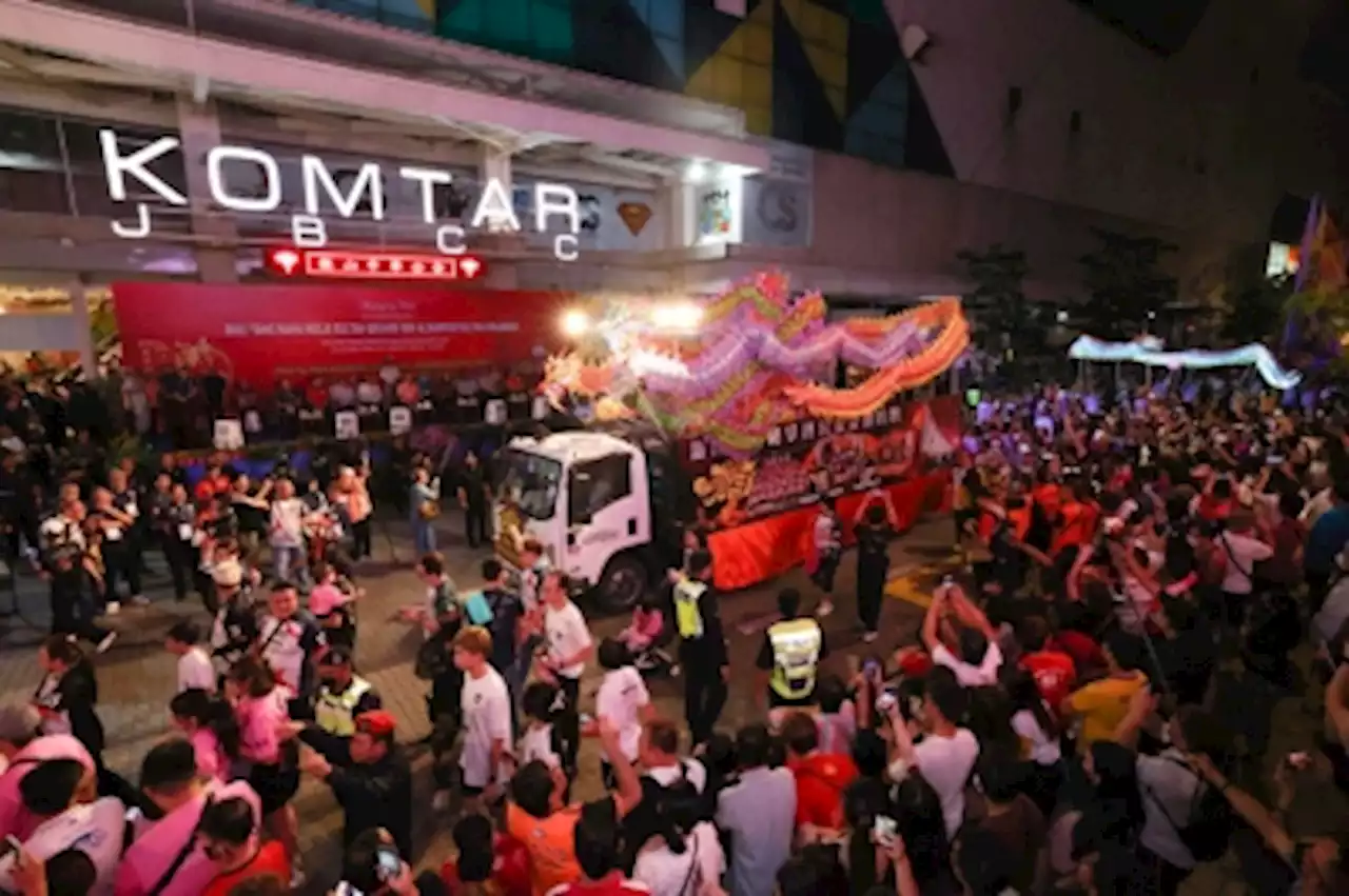 Over 300,000 throng Johor Baru to watch Chingay parade