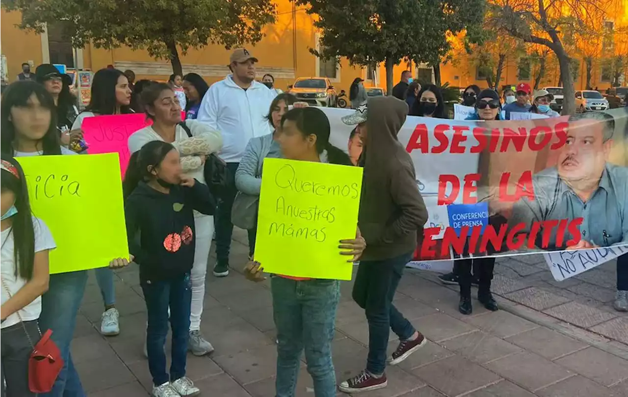 Huérfanos de víctimas por meningitis marchan en Durango