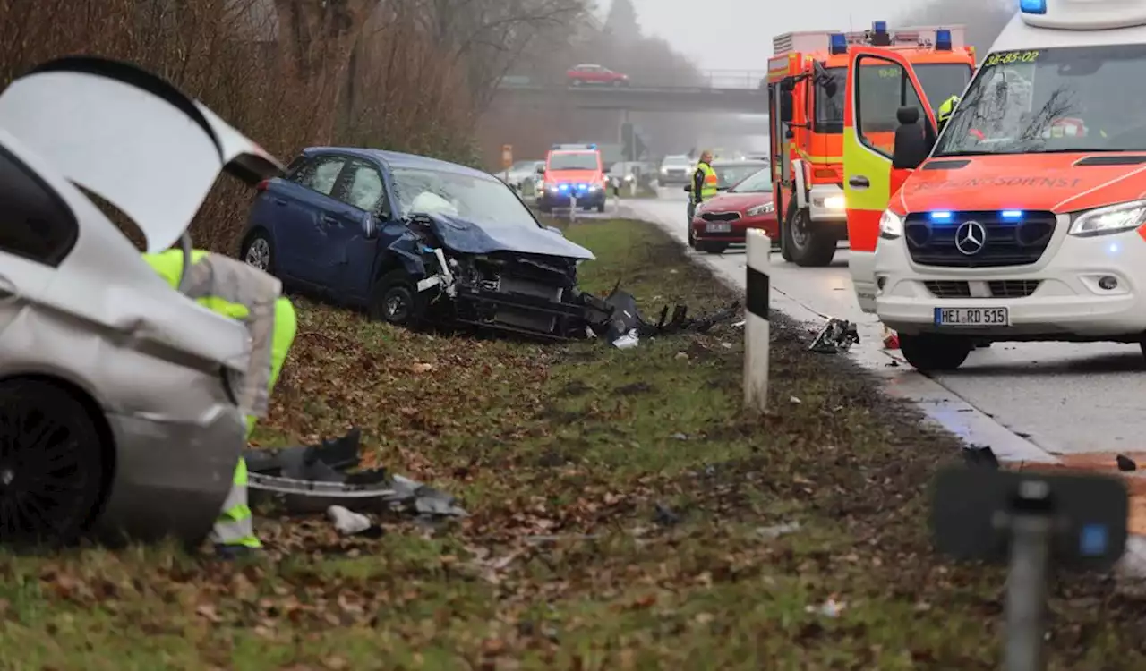 Unfall auf A23: Vier Menschen verletzt –Vollsperrung