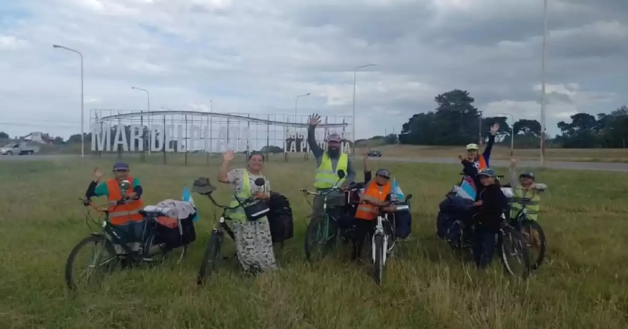 Familia tuvo gran travesía en bicicleta porque deseaba conocer el mar, pero no tenía dinero