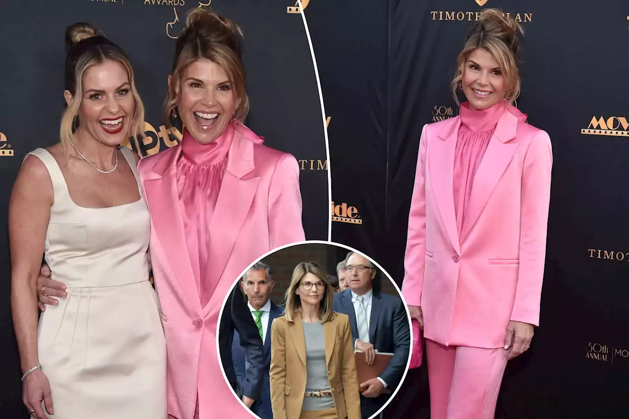 Lori Loughlin all smiles at her first awards show since college admissions scandal