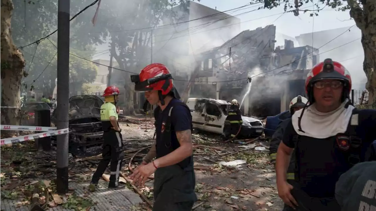 Fuerte explosión, voraz incendio y derrumbe en Villa Devoto: hay un muerto y un herido grave