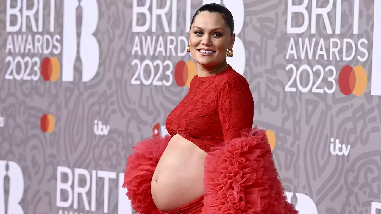 Bauchfrei! Jessie J präsentiert Babykugel auf dem Red Carpet