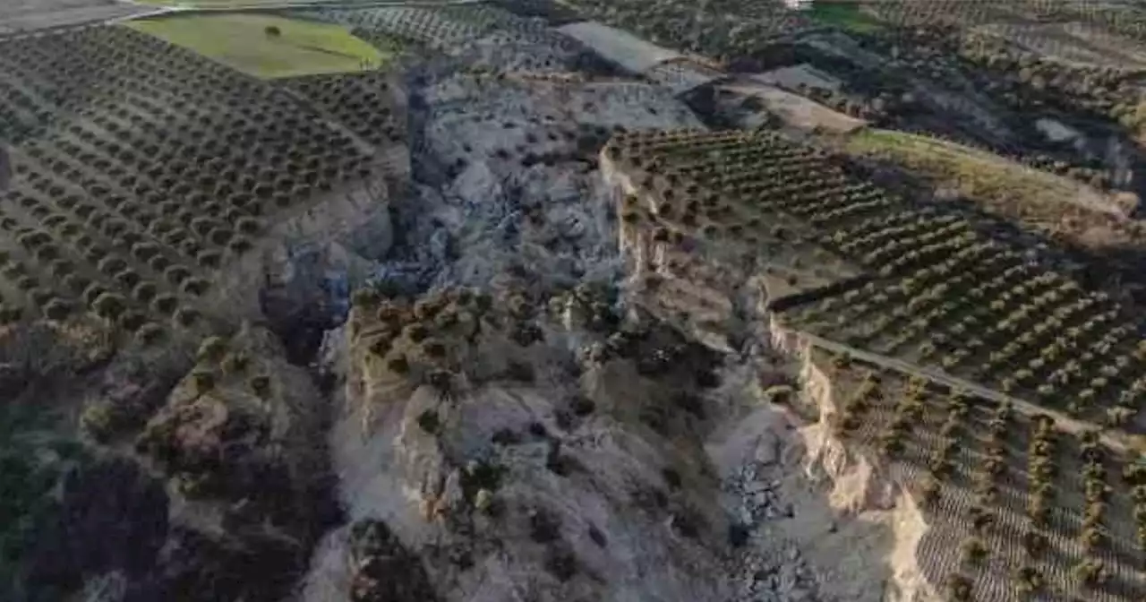 Video dal drone: l'enorme spaccatura nel terreno in Turchia vicino ad Hatay dopo il terremoto