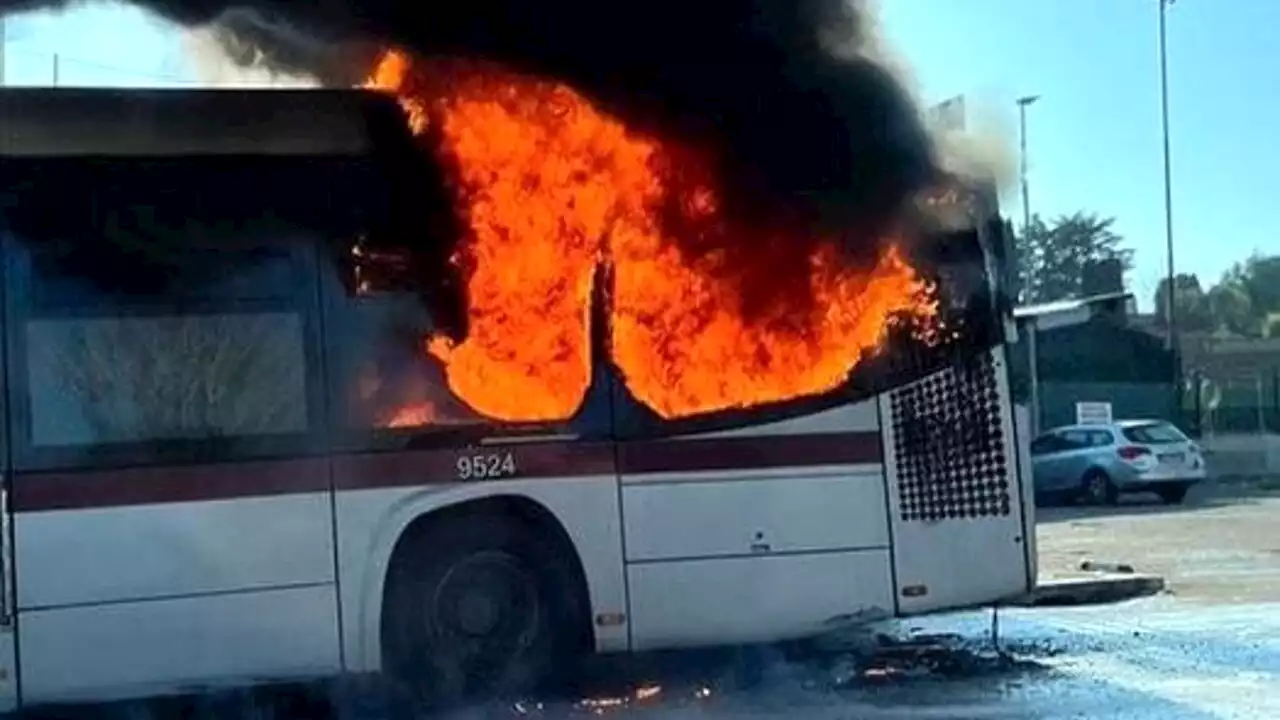 Autobus della Roma Tpl a fuoco in via Ipogeo degli Ottavi