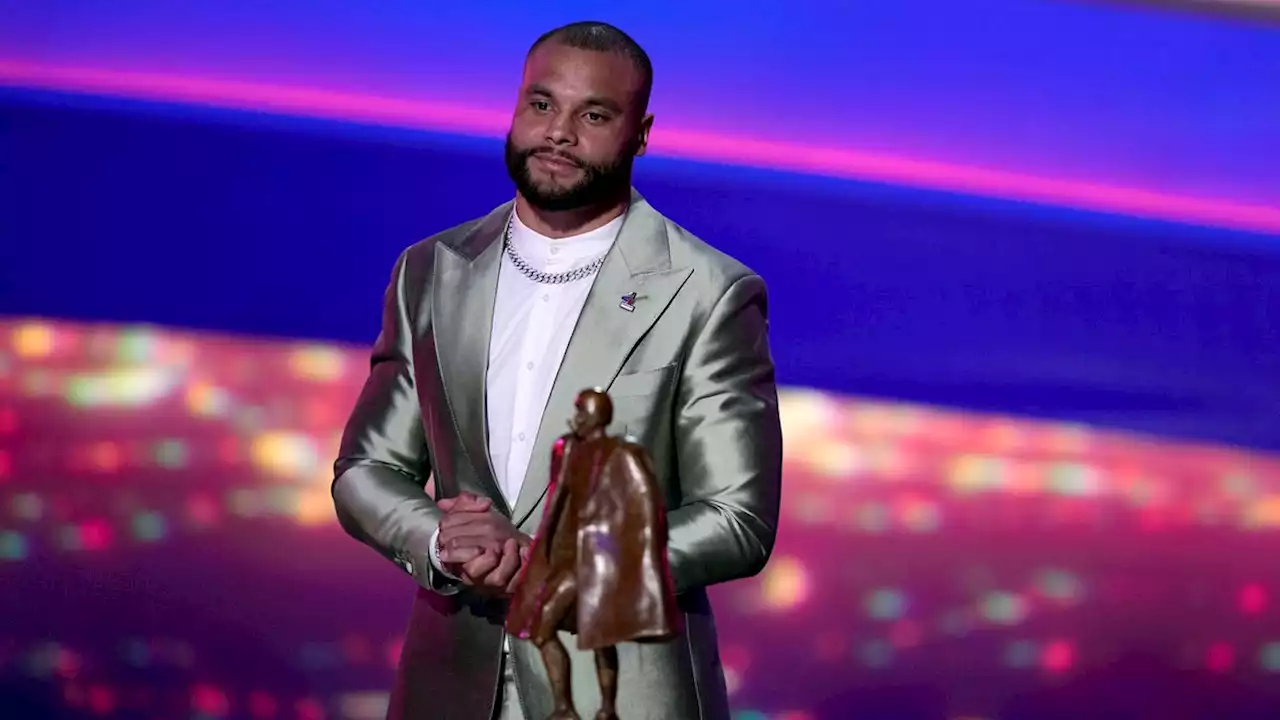 Cowboys QB Dak Prescott thanks late mother during NFL Honors award speech