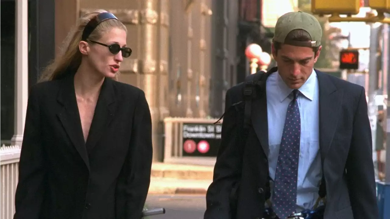 Pourquoi on va toutes s'inspirer de Carolyn Bessette-Kennedy pour dénicher le parfait manteau d'hiver ?