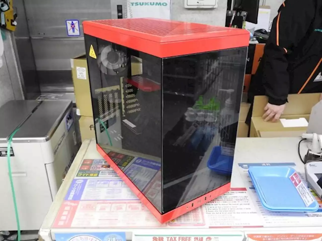 フチなし2面強化ガラスで内部を魅せるHYTEのPCケース