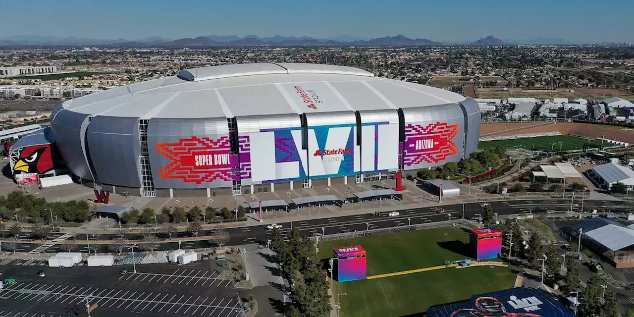 Als ich vor dem Super-Bowl-Stadion stehe, muss ich an Bully Herbig denken