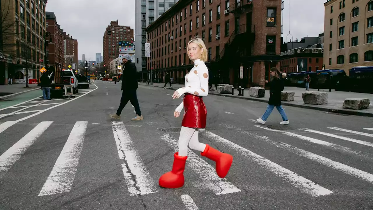 Con estas grandes botas rojas, la moda entra en una era absurda