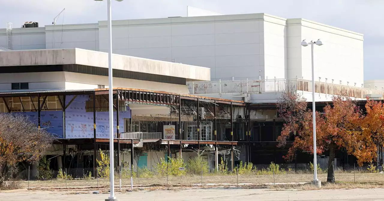 Blaze at former Valley View mall draws dozens of Dallas firefighters