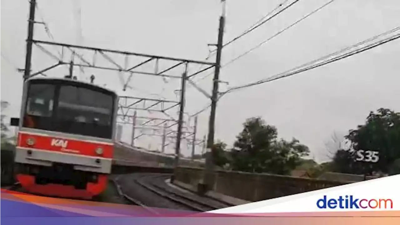 Buntut Gangguan LAA di Manggarai, Penumpang KRL Jalan Kaki Susuri Rel