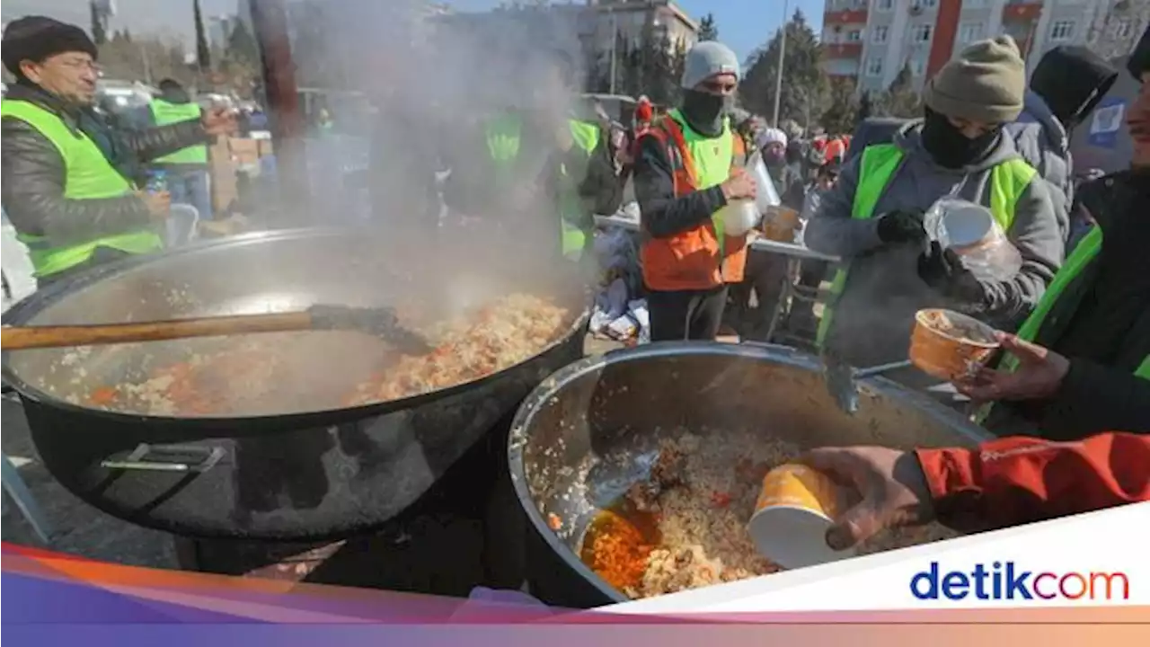 Melihat Kerja Keras Relawan di Dapur Umum Gempa Turki