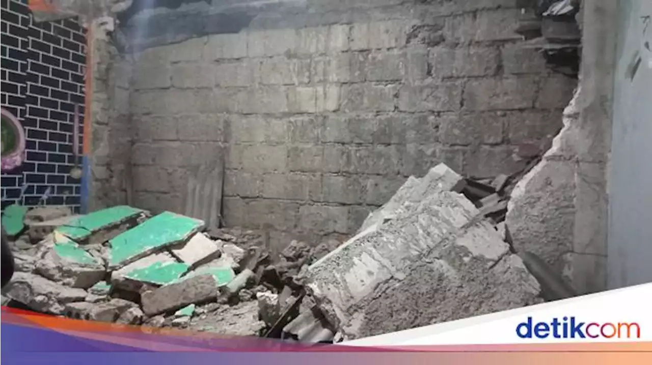 Rumah di Bogor Ambruk Usai Hujan Deras, 2 Orang Terluka