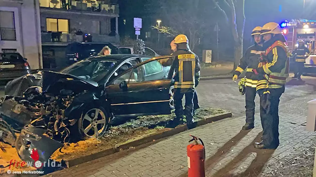 D: Pkw prallt in Hattingen frontal gegen Baum