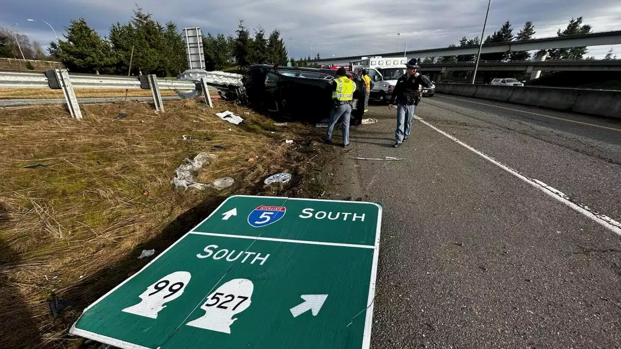 Man injured after rollover crash on I-5 in Everett