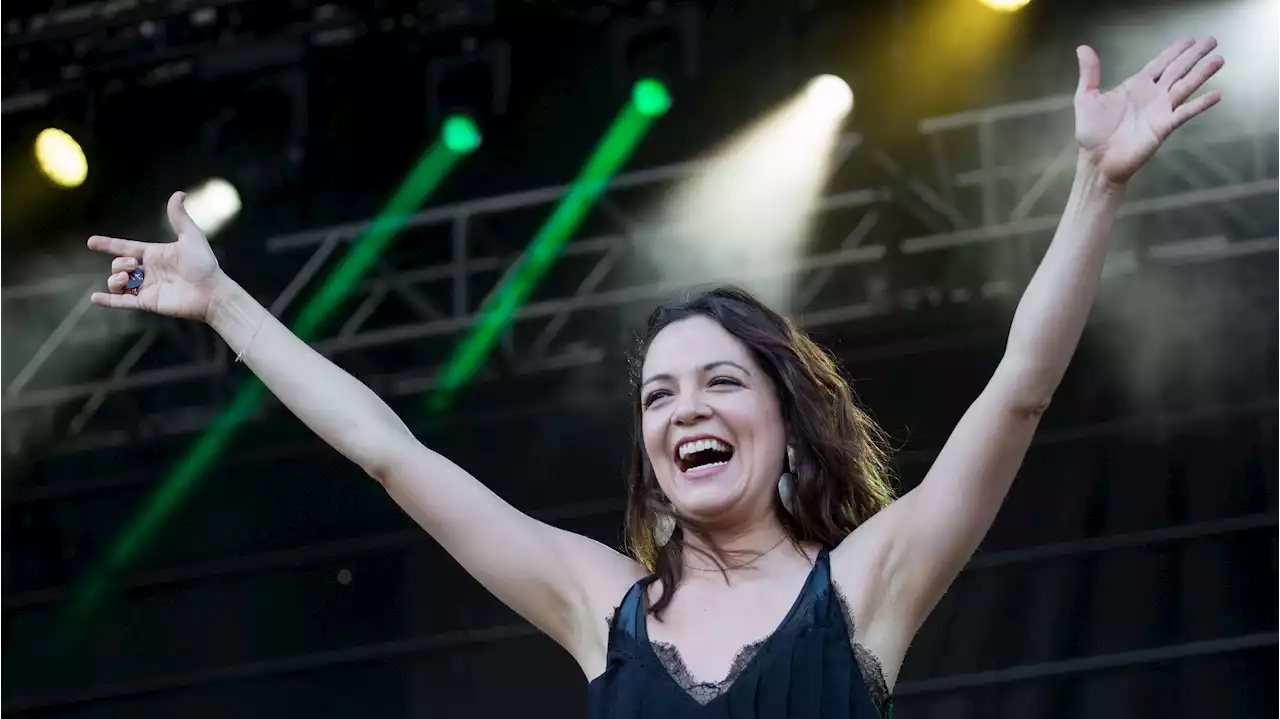 La cantaurora mexicana, Natalia Lafourcade, actúa en la Gala de los Premios Goya 2023