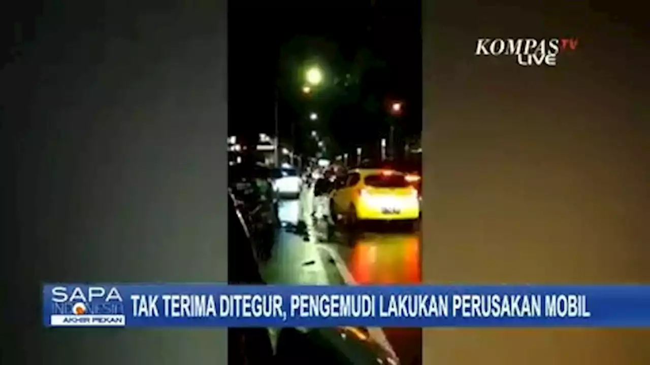 Tak Terima Ditegur, Pengemudi SUV Rusak Mobil Orang Lain Pakai Pedang!