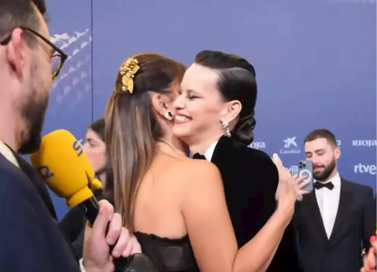 'Siempre reaccionamos de la misma manera': el emocionante reencuentro entre Penélope Cruz y Milena Smit en la alfombra roja de los Premios Goya