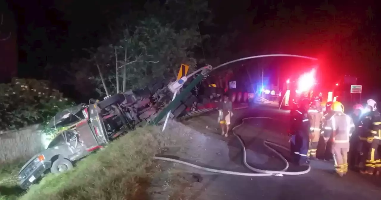 Tractocamión se volcó en Boyacá y dejó tres muertos y siete heridos