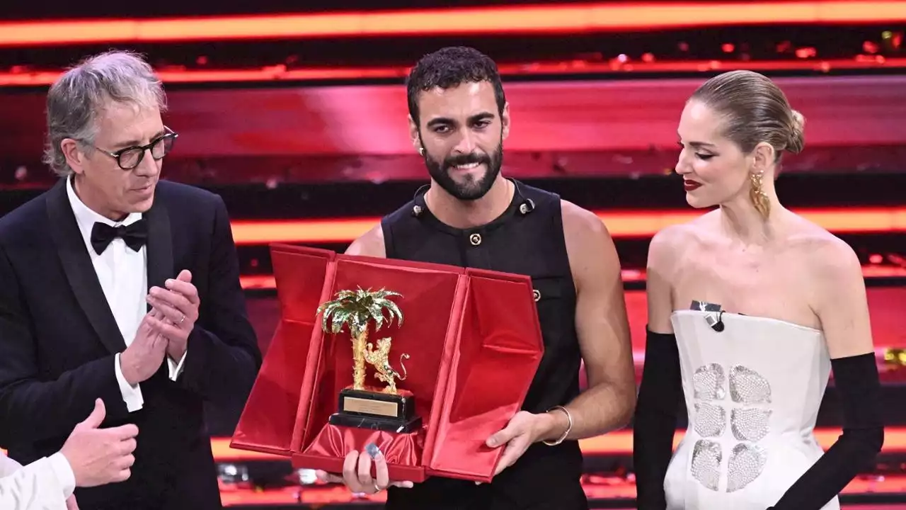 Sanremo 2023, trionfa Mengoni: “Dedico la vittoria alle donne in gara”. Lazza secondo