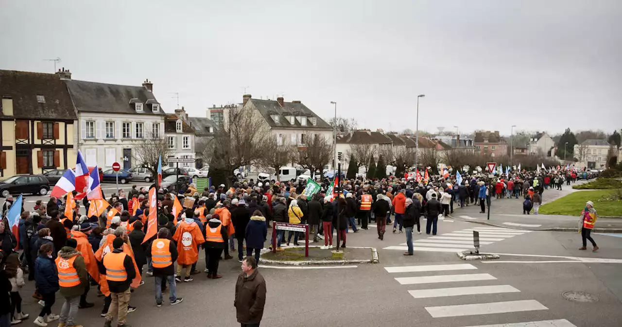 Réforme des retraites : à Argentan dans l’Orne, les familles défilent et le député LR «n’a pas arrêté» son vote