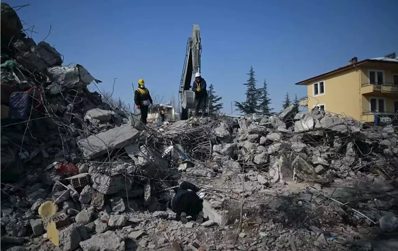 Turquía detiene a constructores de edificios que colapsaron en sismo