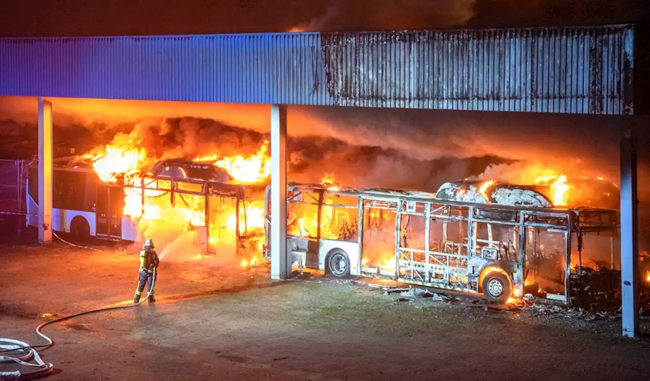 Großfeuer im Norden: Busse und Autos zerstört – Millionen-Schaden