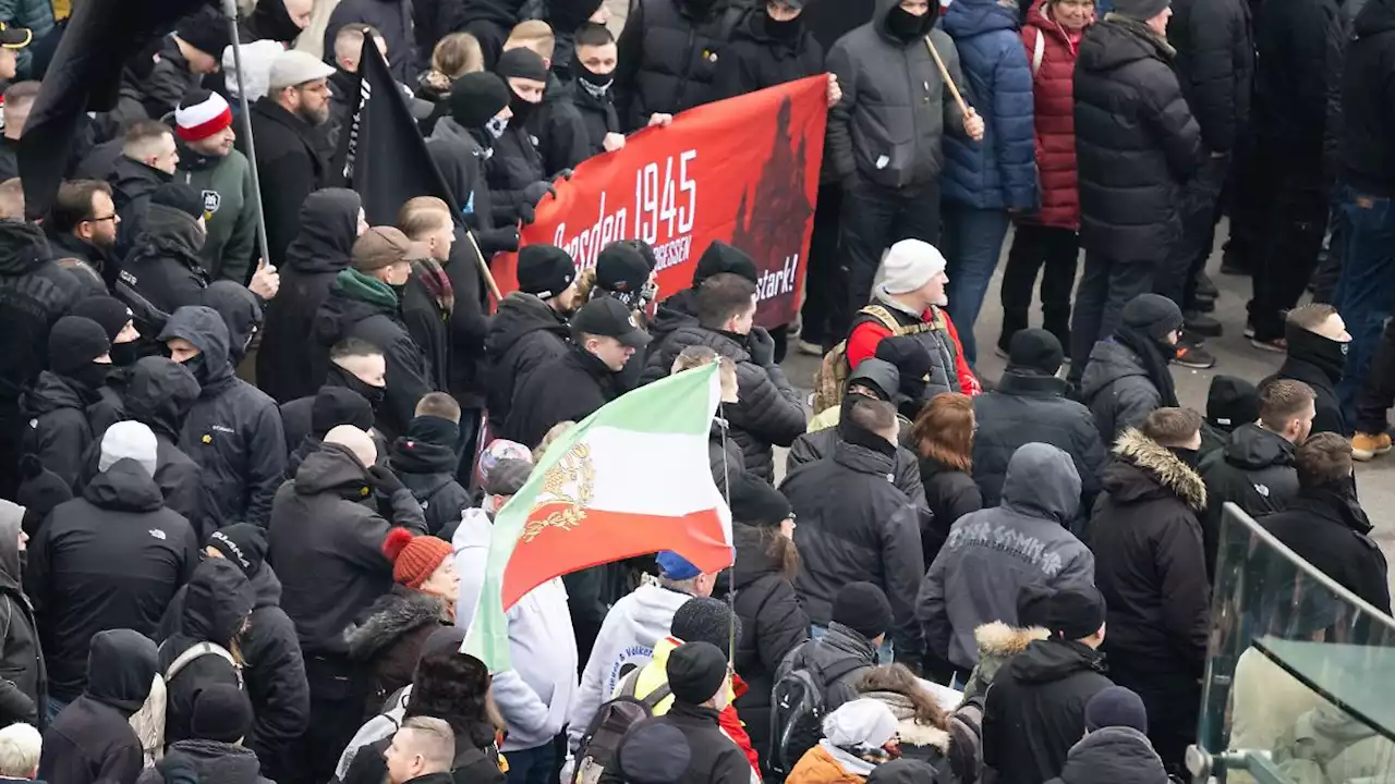 Rechtsextreme marschieren durch Dresden