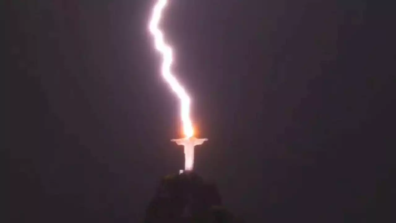 Un rayo impactó en la cabeza del Cristo Redentor y una foto captó el momento justo | En Río de Janeiro, Brasil