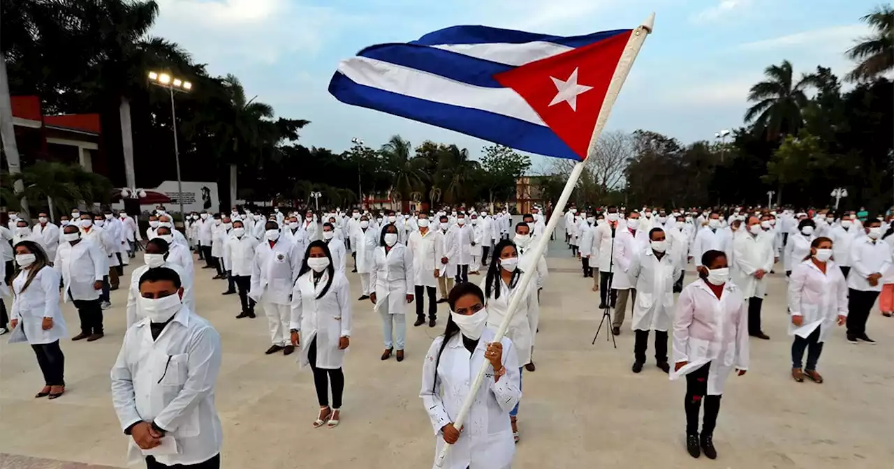 Arriban 61 médicos cubanos a México para sumarse a las labores de salud