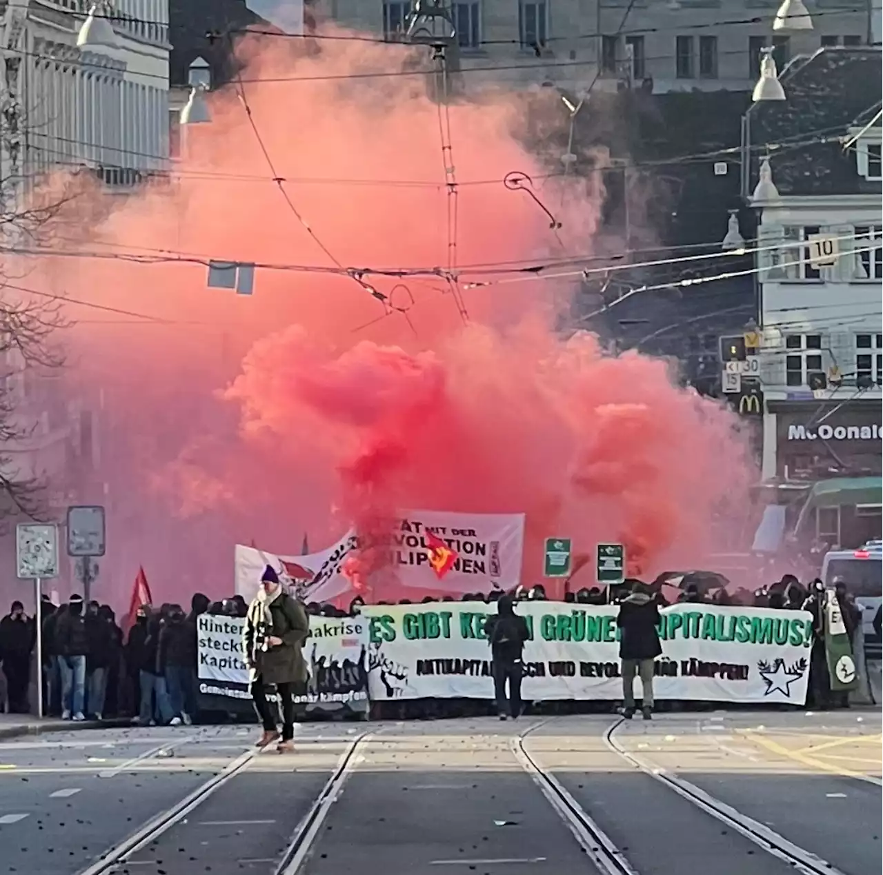 Stadt Basel BS: Unbewilligte Kundgebung – Reizgas- und Gummischroteinsatz