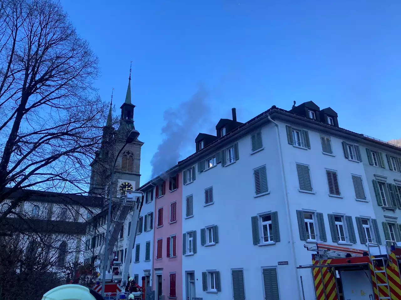 Stadt Glarus GL: Haus nach Brand nicht mehr bewohnbar – 2 Personen im Spital